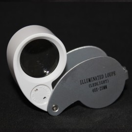 Field magnifier with integrated LED